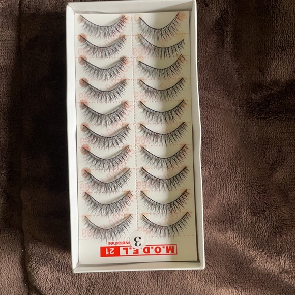 model 21 false lashes - Picture 2 of 4